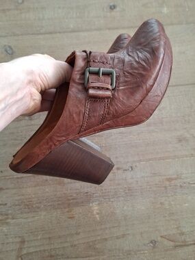 Gentle Souls Leather Y2K/70's-inspired Brown Buckle Clogs/Mules (US 8.5)